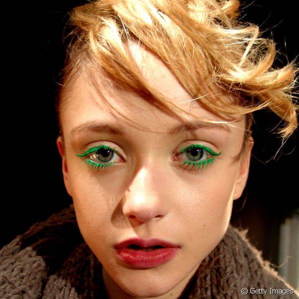 Máscara de cílios verde combinada com olhos verdes dá um destaque ainda maior ao olhar